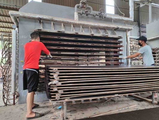 So sánh ván ép phủ phim đen và các loại ván thông thường.