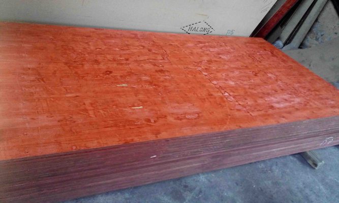 So sánh ván ép phủ phim đen và các loại ván thông thường.